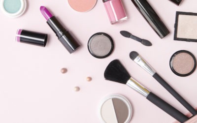 Quels sont les indispensables à avoir dans sa trousse à maquillage ?